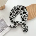 Sciarpa quadrata in cotone e lino con fiori da donna, elegante design bianco e nero primavera. - Cinque-Sei Petali Beige