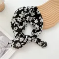 Foulard quadrato in cotone e lino floreale nero e bianco fascia per capelli accessorio chic - Cinque-Sei Petali Nero