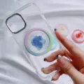 Vue détaillée d'une coque transparente avec support MagSafe à fleur bleue et anneau arc-en-ciel. - Support Magnétique / Hortensia Bleu Royal