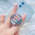 Detail van een kleurrijke telefoonhouder met 'Make Love Not War' slogan op een wit smartphone. - Kleurrijke Tekst (1.7) / 1.7