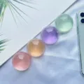 Quattro supporti per telefono a sfera di cristallo traslucidi colorati su raso - Supporto a gonfiabile / Sfera di Cristallo Arancione Chiaro