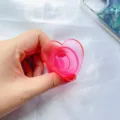 Detailweergave van een roze hartvormige uitbreidbare telefoongreep voor DIY-hars. - Hart Verzonken Stijl / Roze