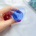Macro-opname van de blauwe hartvormige transparante telefoonhouder voor doe-het-zelf - Hart Verzonken Stijl / Donkerblauw