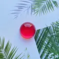 Macro primo piano di un supporto per telefono espandibile a sfera di cristallo rossa - Supporto a gonfiabile / Sfera di Cristallo Rossa