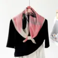 Élégant foulard carré en pure soie avec imprimé tulipe, idéal comme accessoire léger de mode. - Rose tulipe