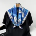Foulard carre en soie a motif de tulipes bleues 70cm elegant bandeau pour femme accessoire - Imprimé Bleu et Blanc
