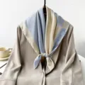 Chic foulard carré en soie géométrique bloc de couleur 70cm pour femme élégante. - Bleu