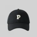 Klassische schwarze Baseballcap mit weißem P-Stick im schlichten koreanischen Stil. - Standardgröße (55-59 cm) Verstellbar / Schwarz