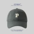 Dunkelgraue Baseballkappe mit weißem gesticktem Buchstaben P, minimalistischer Sonnenhut unisex. - Standardgröße (55-59 cm) Verstellbar / Grau