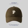 Koreanische minimalistische Baseballkappe mit weisser P-Stickerei fuer Damen und Herren - Kaffeebraun