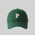 Grüne Baseballcap mit weißer P-Bestickung, weiche Freizeitmütze für Alltag und Sonnenschutz. - Dunkelgrün