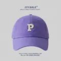 Lila Baseballcap mit weißem P-Stick, lässige weiche Sonnenkappe für Damen und Herren. - Lila