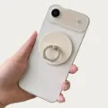 Detalle de un soporte de anillo magnético colocado en un smartphone blanco - Soporte Magnético / Blanco Roto