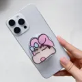 Primo piano di un simpatico supporto magnetico Shin-chan per cellulare su smartphone - Supporto Magnetico / Melody Shin-chan Rotante