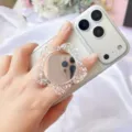Elegante Glitzer Blumen Handyhalterung mit integriertem Make-up Spiegel auf einem weißen Smartphone - Erweiterbarer Ständer / Silber