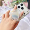 Detailaufnahme eines glitzernden Blumen-Handyhalters aus Acryl mit Schminkspiegel - Erweiterbarer Ständer / Buntes Herz