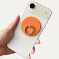 Vista de cerca de un soporte de anillo magnético naranja vibrante para teléfono móvil - Soporte Magnético / Naranja