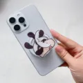 Dettaglio del supporto magnetico in acrilico per cellulare con motivo a panda - Supporto Magnetico / Pochacco Shin-chan Rotante