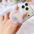 Nahaufnahme einer lila Glitzer-Blumen-Handyhalterung mit integriertem Make-up-Spiegel - Erweiterbarer Ständer / Lila