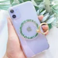 Detailansicht eines magnetischen Ringhalters mit grünem Schlangenmuster an einem lila iPhone-Case. - Grüne Schlangenhaut