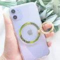 Stilvoller magnetischer Handy-Ringhalter mit Schlangenmuster auf einem lila Smartphone - Lila-Gelbes Schlangenmuster
