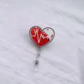 Detail van hartvormige uittrekbare badgehouder met rode vloeibare zand en glitters - Hart