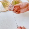 Süßer ausziehbarer Ausweishalter aus lila Acryl im Pflaster-Design für Krankenschwestern - Gekreuztes Pflaster (14-4A)