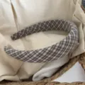 Klassischer grau karierter breiter Haarreif für Damen in einem rustikalen geflochtenen Korb - Gestreifter Haarreif (11#)