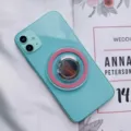 Vista detallada del soporte de anillo magnético MagSafe rosa en un smartphone - Hebilla de Anillo Magnética / Rosa rojo
