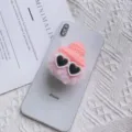 Detailweergave van de pluche telefoonhouder met roze hoed en hartvormige bril - Pompon Muts Houder / Roze
