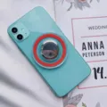 Detalle del soporte magnético MagSafe rojo en un smartphone verde menta - Hebilla de Anillo Magnética / Rojo