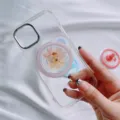 Gros plan d'un support de téléphone MagSafe avec une vraie fleur séchée rose - Support Magnétique / Fleur de Delphinium Rose