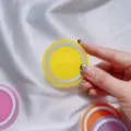 Detalle de cerca de una base de anillo magnético de resina epóxica color amarillo. - Disco Magnético / Amarillo