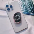 Vista detallada del soporte para móvil ovalado con espejo y diseño de cara feliz - Borde Rosa Sonrisa
