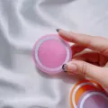 Primer plano de una base de anillo magnético Magsafe rosa macarrón sostenida - Disco Magnético / Rosa oscuro