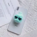 Detail van een mintgroene pluche telefoonhouder met hartjesbril en een gebreide muts - Pompon Muts Houder / Lichtgroen