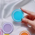 Primer plano de una base de anillo magnético de resina macaron compatible con Magsafe - Disco Magnético / Azul cielo