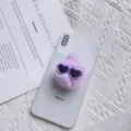 Gedetailleerd zicht op een paarse pluche telefoonhouder met gehaakte muts en hartjesbril - Pompon Muts Houder / Paars