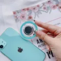 Primer plano de un soporte de anillo magnético MagSafe para teléfono turquesa transparente - Hebilla de Anillo Magnética / Azul cielo
