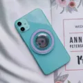 Vista detallada de un soporte de anillo magnético MagSafe morado en un smartphone turquesa - Hebilla de Anillo Magnética / Púrpura
