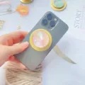 Detailansicht der magnetischen Telefonhalterung mit schillernder Perlmutt-Einlage aus Natur - Magnetischer Ständer / Rosa Muschel Goldrand