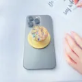 Nahaufnahme eines magnetischen Handyständers mit natürlichem Muschelmuster-Design - Magnetischer Ständer / Gelbe Abalone Goldrand