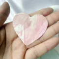 Vue macro détaillée d'une pièce de nacre naturelle en forme de cœur rose pour bijoux DIY. - Cœur Rose