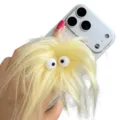 Vue détaillée d'un support de téléphone monstre en peluche jaune avec des yeux mignons - Magnétique / Jaune