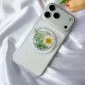 Primer plano del soporte magnético para móvil en forma de corazón con flores secas reales. - Soporte Magnético / Margarita Blanca Helecho