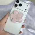 Nahaufnahme einer magnetischen Handyhalterung aus Harz mit einer 3D-Glitzerblume in Rosa - Magnetischer Ständer / Hellrosa