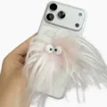 Détail du support de téléphone monstre rose poilu tenu en main pour tous les smartphones - Magnétique / Rose