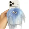 Vue détaillée d'un support de téléphone monstre bleu à poils doux sur un smartphone - Magnétique / Bleu