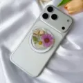 Primer plano elegante de un soporte para móvil de resina en forma de corazón con flores reales - Soporte Magnético / Margarita Pequeña Rosa Blanca