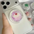 Makroansicht eines niedlichen Harz-Cupcake-Handyhalters mit bunten Schüttelperlen - Blasen Magnetischer Ständer / Kirschkuchen